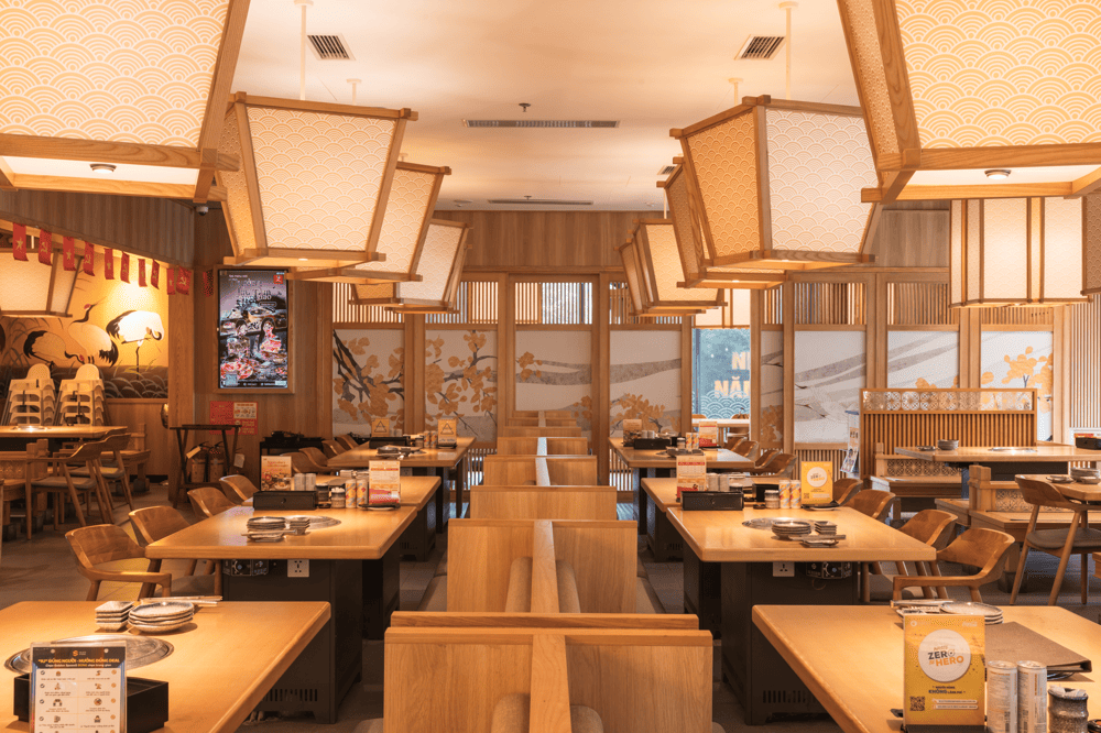 Nh&agrave; h&agrave;ng decor theo phong c&aacute;ch Nhật truyền thống, c&oacute; quầy bar chuẩn v&agrave; ph&ograve;ng ăn ri&ecirc;ng (Nguồn: ISUSHI- BUFFET NHẬT BẢN)